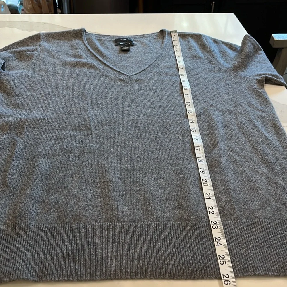 100% Cashmere Men’s V-neck by Halogen. Ribbed along V-neckline, waist & sleeve - Picture 9 of 11